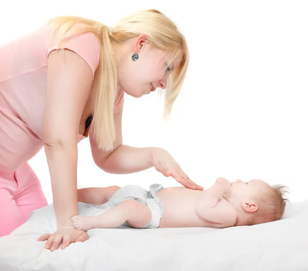 Madre masajeando bebé recién nacido — Foto de Stock