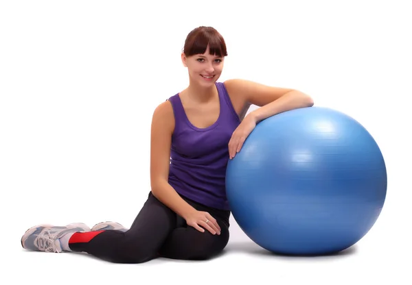 Aufnahme einer sportlichen jungen Frau mit Pilates-Ball. Aktiver Lebensstil. — Stockfoto
