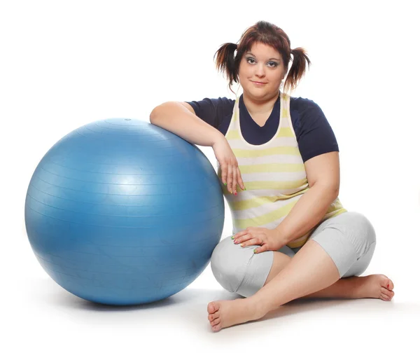 Mujer con sobrepeso con bola azul — Foto de Stock