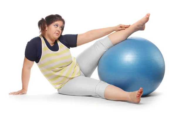 Übergewichtige Frau mit blauem Ball — Stockfoto