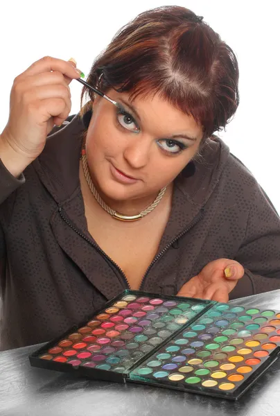 Woman applying eye shadow. — Stock Photo, Image