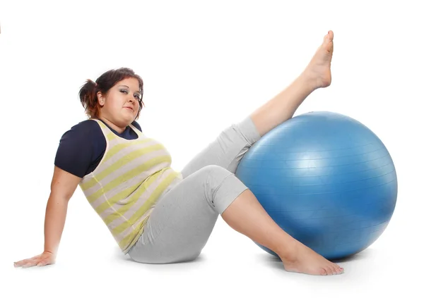 Mulher com excesso de peso com bola azul — Fotografia de Stock