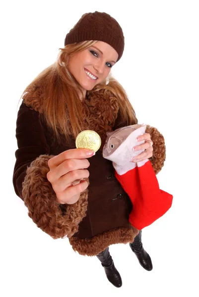 Женщина с рождественским подарком — стоковое фото