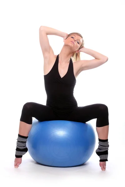 Mujer sentada en la pelota . — Foto de Stock