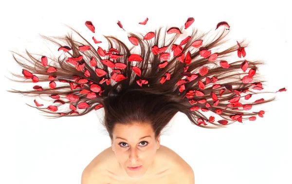 Mujer con flores en el pelo — Foto de Stock