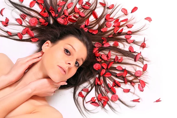 Mujer con flores en el pelo —  Fotos de Stock