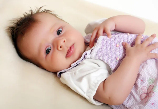 Bebé sobre piel —  Fotos de Stock