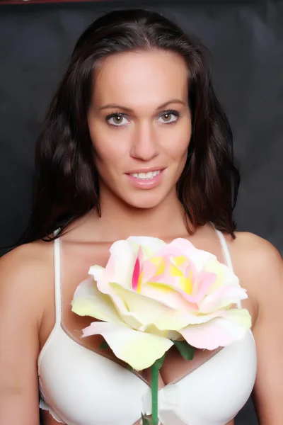 Portret mooi meisje met bloem. — Stockfoto