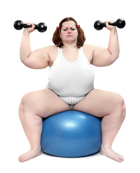 Съемка счастливой толстой молодой женщины с голубым мячом на белом фоне . — стоковое фото