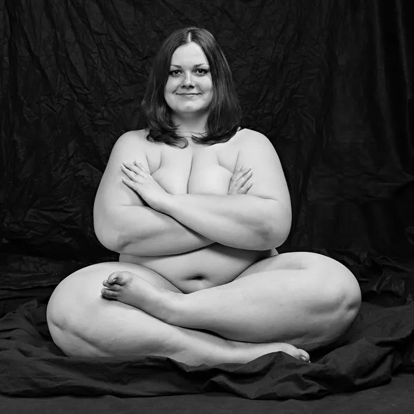 Happy overweight woman in yoga position — Stock Photo, Image