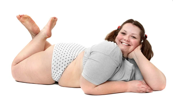 Mujer feliz con sobrepeso descansando sobre un fondo blanco . —  Fotos de Stock