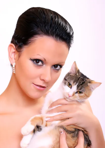 Девочка и маленькая кошка — стоковое фото