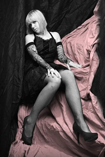 Atrakcyjna kobieta gotyk na różowym tle. niski klucz styl fotografii. — Zdjęcie stockowe