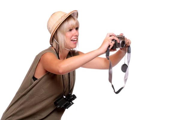 Jonge vrouw met digitale camera gekleed op safari pak. — Stockfoto