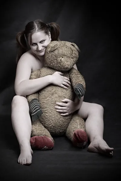 Estúdio atirou mulher acima do peso com ursinho velho Teddy. Ótimo para calendário . — Fotografia de Stock