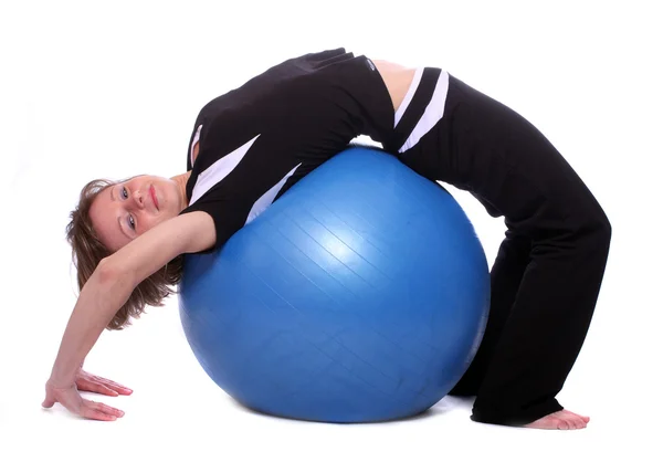 Tiro de uma jovem esportiva com bola pilates azul no fundo branco . — Fotografia de Stock