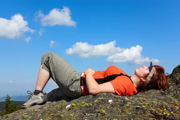 Jovem mulher meditando em um pico alto . — Fotografia de Stock