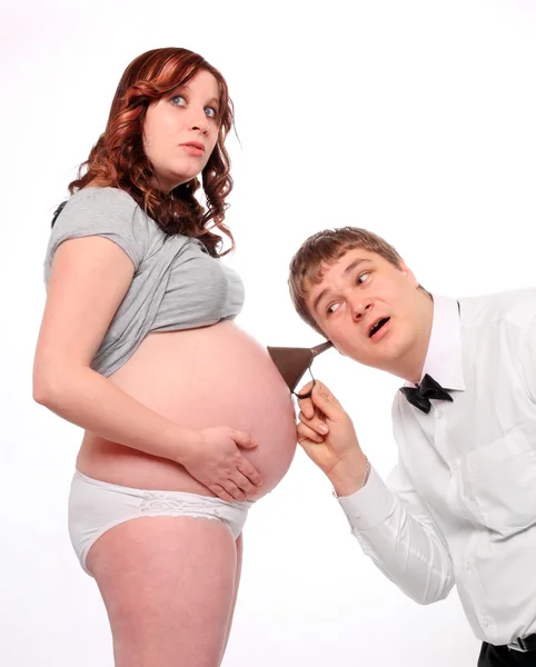 Сумасшедший врач осматривает беременную женщину . — стоковое фото