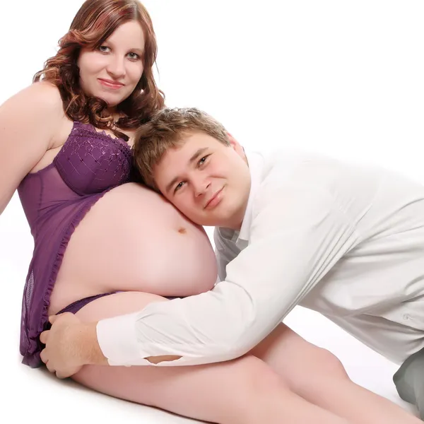 Беременная женщина с мужем. — стоковое фото