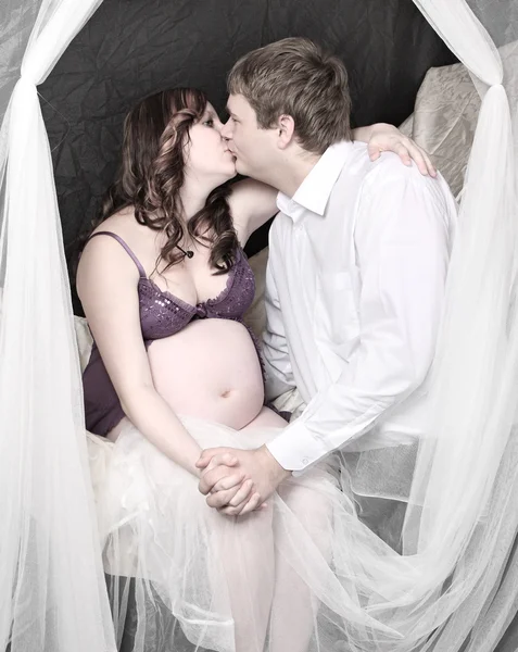 Těhotná žena se svým manželem. — Stock fotografie