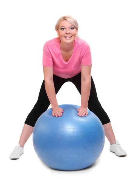 Tiro de uma jovem esportiva com bola azul em um fundo branco . — Fotografia de Stock