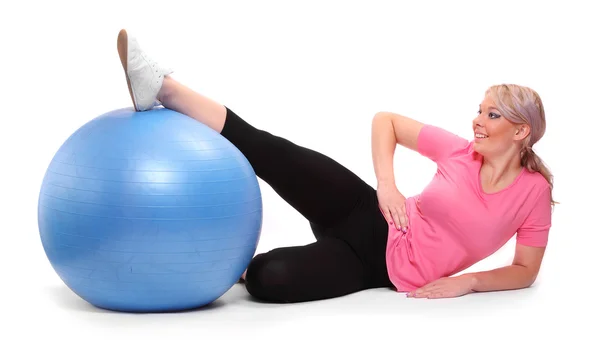 Aufnahme einer sportlichen jungen Frau mit blauem Ball auf weißem Hintergrund. — Stockfoto