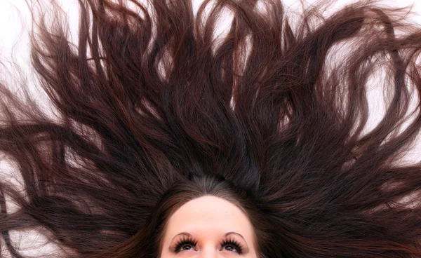 Portret van een aantrekkelijke vrouw met lang haar close-up. — Stockfoto