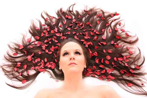 Mulher bonita com flores em seu cabelo longo . — Fotografia de Stock