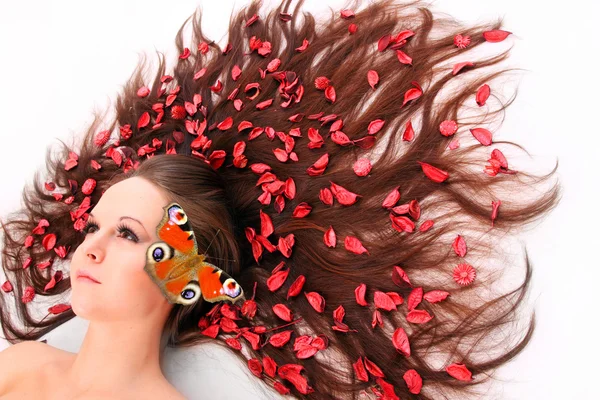Piękną kobietę z kwiatami (zioła) i butterly w jej długie włosy. — Zdjęcie stockowe