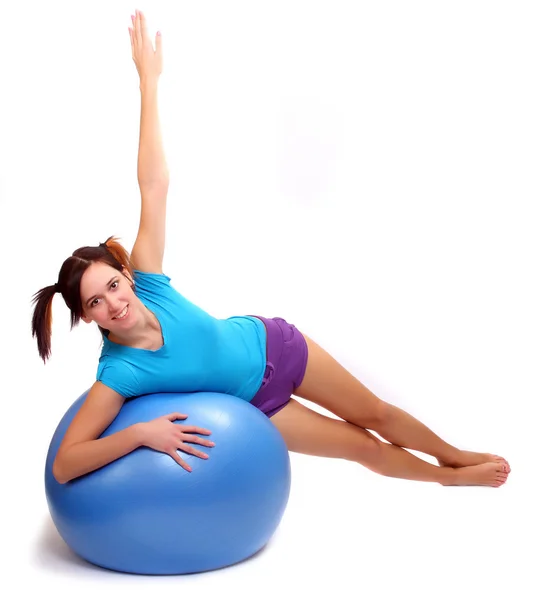 Młoda kobieta z pilates ball — Zdjęcie stockowe