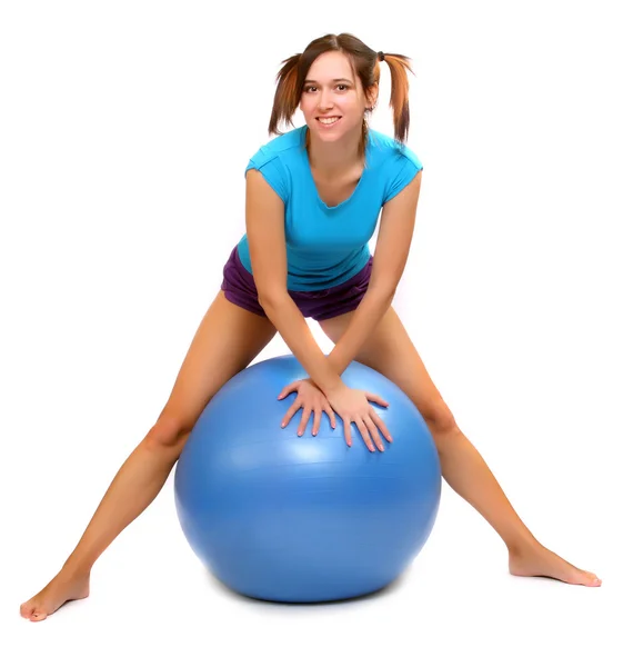 Porty junge Frau mit Pilates-Ball — Stockfoto