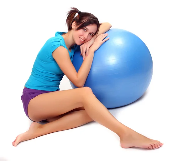 Porty młoda kobieta z pilates ball — Zdjęcie stockowe