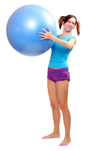 Sportowy młoda kobieta z niebieską piłkę. — Zdjęcie stockowe