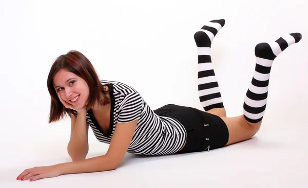 Сексуальна дівчина в кумедних шкарпетках. Студійний знімок на фоні світла — стокове фото