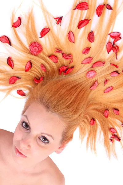 Hermosa joven con flores en su pelo largo . — Foto de Stock