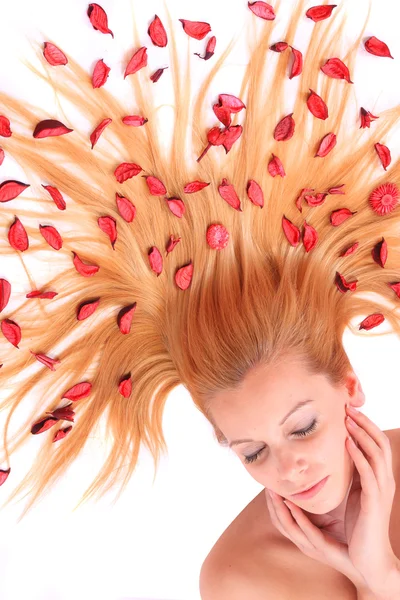 Hermosa joven con flores en su pelo largo . — Foto de Stock