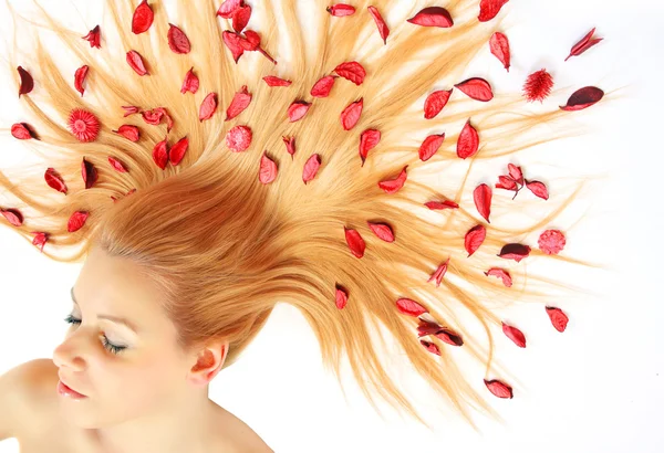 Bella giovane donna con fiori sui capelli lunghi . — Foto Stock