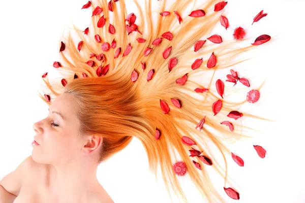 Schöne junge Frau mit Blumen auf ihren langen Haaren. — Stockfoto