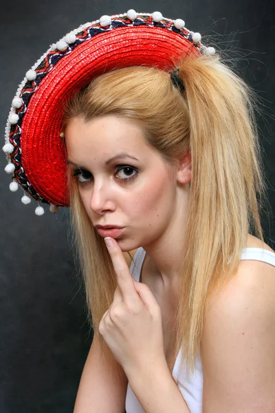 Imagem de uma adolescente feliz vestindo um sombrero . — Fotografia de Stock