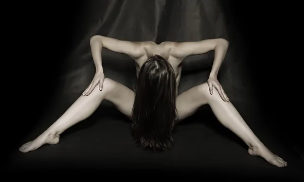 Klassiska konstnärliga nakenhet stil bild av kvinna som arbetar på svart bakgrund — Stockfoto