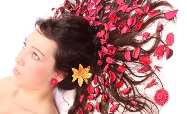 Mooie jonge vrouw met gedroogde kruiden op haar lange haren. — Stockfoto
