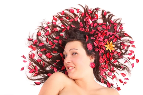 Smuk ung kvinde med tørrede urter på hendes lange hår . - Stock-foto