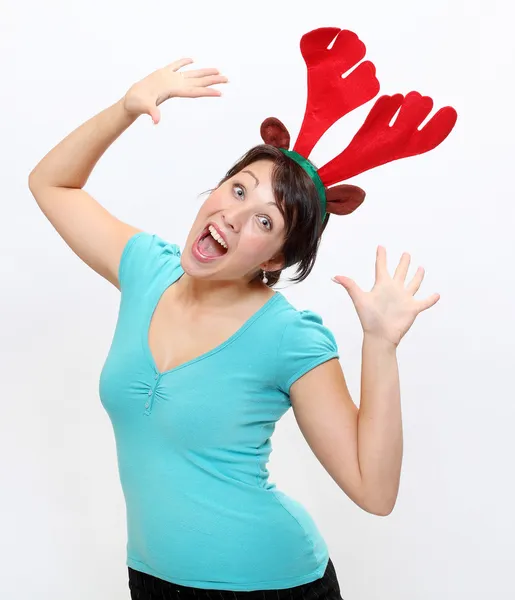 Glückliche junge Frau im Rentierkostüm genießt Weihnachtsfeier. — Stockfoto