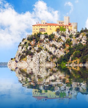cliff üzerinde Gotik duino kale