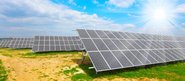 güneşli gökyüzü güneş enerjisi panelleri.