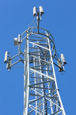 bir sürü farklı anten mavi gökyüzü ile telekomünikasyon Kulesi.