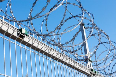 Dikenli telli bir çit