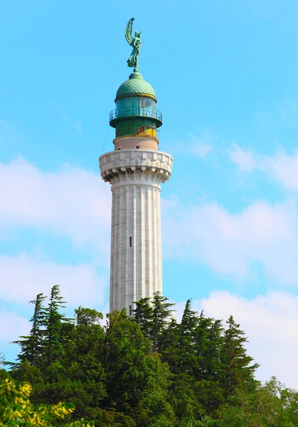 Uçurumdaki antik deniz feneri — Stok fotoğraf