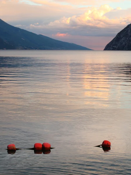 Paesaggio serale del Lago di Garda — Foto Stock