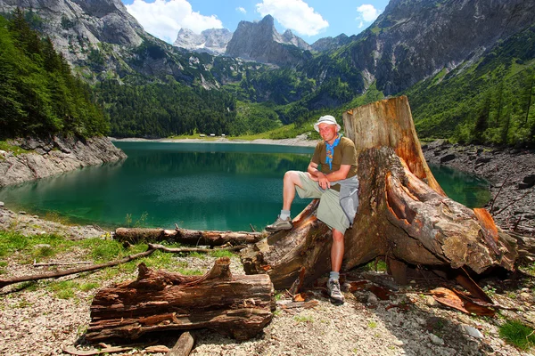 Traveler against Dachstein peak — Stock Photo, Image